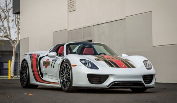 Това със сигурност е една от най-добрите суперколи, които могат да се купят в наши дни. Базираният в Щутгарт производител предизвика истински фурор с него, като за това помага и платформата на легендарното Porsche Carrera GT, която е използвана в случая.