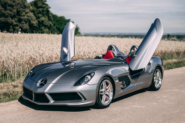 Версията Mercedes-Benz SLR McLaren Stirling Moss е един от най-редките автомобили в света и наскоро един от тях беше пуснат на търг. От модела са направени само 75 бройки, като те са предназначени изключително за бивши собственици на SLR McLaren.