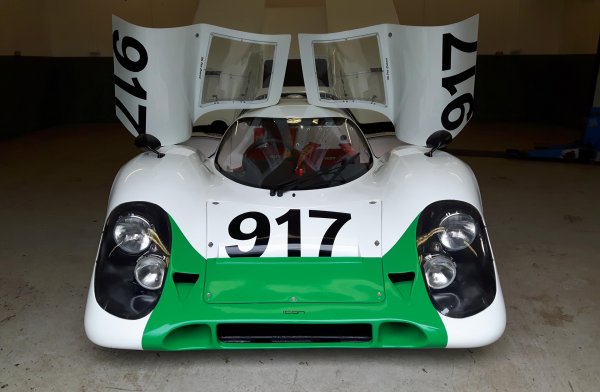 Още по време на тестовете на прототипа Porsche успява да постигне максимална скорост от 362 км/ч, което е много дори по днешните стандарти за бързина.