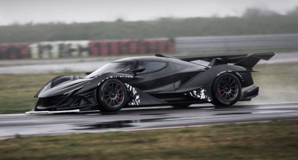 Apollo Intensa Emozione е едно от най-екзотичните предложения, идващи от Германия. От този чудовищен автомобил с V12 двигател ще бъдат построени само 10 бройки, като всяка от тях ще се предлага на цена от 2,7 милиона долара.