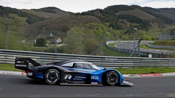 Volkswagen I.D. R може да ускори от 0 до 100 км/ч само за 2,5 секунди, благодарение на двата си електромотора със съвкупна мощност от 690 к.с. и максимален въртящ момент от 650 Нм. Идеята на тази кола е да покаже техническите възможности на автомобилите на ток.