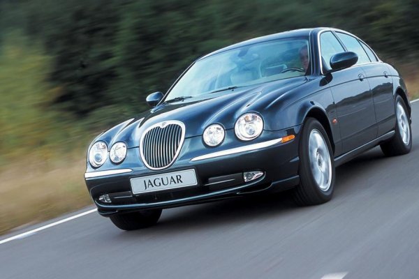 Ситуацията с Jaguar е крайно любопитна, тъй като в началото на XXI век британската компанията принадлежи на Ford Motor Company и предлага модели като S-Type и XJ, а също така и купето XK. Резултатите на марката са добри, особено зад океана, където са продадени 43 728 автомобили. В Европа нещата са по-зле - 31 061 бройки.
