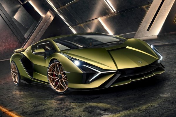 Сега в гамата на Lamborghini има купета и роудстъри, при това от различни модели, а също така и нов кросоувър - Urus, който се превърна в абсолютен хит. Така фирмата завърши 2019 г. с рекордни показатели  8205. Ръстът в сравнение с 2000 г. е 2772% и това няма да е таванът, тъй като предстои излизането на нови версии на Urus. Очаква се и приемник на Aventador, който ще получи хибридно задвижване.