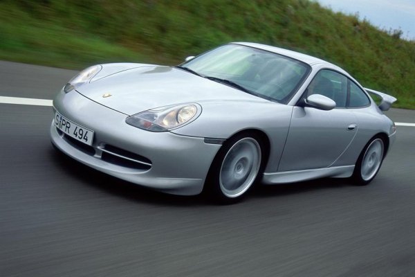 Феновете на Porsche не обичат особено модела 911 (поколение 996), но именно то, заедно с Boxter започна да измъква марка от кризата. После обаче се появи Cayenne, който промени основно правилата на играта. Германската компания завърши 2000 г. с 48 797 продажби, като тряба да се отчете, че по това време в нейната гама няма нико Panamera, нито кросоувъри.