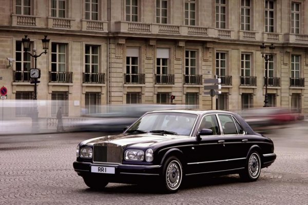 Милениумът промени към добро живота на доста марки и RollsRoyce е една от тях. През 1998 г. правата върху бранда стават собственост на BMW, но юридическото правото да произвеждат нови модели баварците получават едва през 2003 г. Затова, през този период брандът произвежда модели, разработени съвместно с Bentley - например, Silver Seraph. Освен това, луксозната марка остава и без собствен завод. Така резултата на Rolls Royce за 2000 г. е под 1000 продажби.