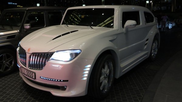 Задната част на автомобила е скосена в стила на SUV-купетата и е украсена със стопове от BMW 5 Gran Turismo, а челната решетка е с хромирани елементи от Lincoln. Визуалната "спойка" за трудно съчетаващите се компоненти е пищният пластмасов бодикит, който се увива около автомобила отгоре надолу, както и огромните 26-инчови колела с 6 спици.

Изглежда разработчиците на Gulf Lotus X12 са си представяли кросоувър от луксозния сегмент точно така. Но кой модел е обект на вдъхновение, все още е под въпрос...