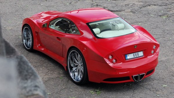 Вярно е, че преди да нанесе пяната, ентусиастът старателно е обработил купето на някога грациозния двуврат модел с... ъглошлайф. По-конкретно Аудронис значително увеличил колесните арки, за да побере джанти и гуми с по-голям диаметър и ширина. Excalibur има 24-инчови джанти отпред и невероятните 30-инчови отзад.

Предницата на колата, подобно на щит, е украсена с вертикална хромирана решетка, чийто дизайн е заимстван от суперколата Maybach Exelero от 2005 г. А черешката на тунинг тортата са регистрационни табели с три шестици и кристали Сваровски в салона.