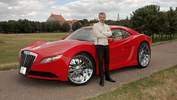 Изходната база за този тунинг проект е добре известна: това е купе Mercedes-Benz CL C215. Но фактът на успешната идентификация на автомобила-донор рискува да бъде единственият положителен момент при изучаването на този къстъм модел.

Плавните линии отстрани и почти "италианският" преход на задните калници към капака на багажника се получават чрез използване на килограми полиуретанова пяна. Точно така - авторът на проекта, Аудронис Джестаутас, използва този наличен материал като заместител на пластмаса, фибростъкло и карбон.