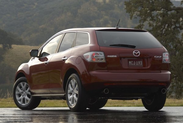 Докато турбо версиите на CX-7 са известни с проблеми, атмосферният двигател 2.5 е издръжлив и лесен за поддръжка. Кросоувърът привлича със своя стилен дизайн, комфорт и добра динамика.