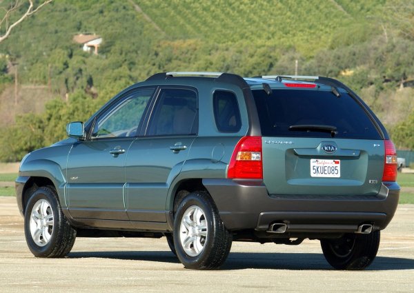 Технически този модел е свързан с Tucson, но има по-модерен дизайн. Под капака са същите надеждни двигатели и окачване на братовчеда от Hyundai. При правилна грижа този Sportage е в състояние да измине стотици хиляди километри без основен ремонт.