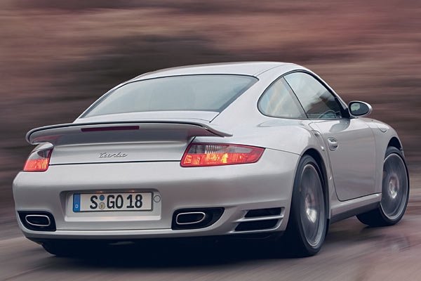 Характерни естествено са и двете тръби на ауспуха