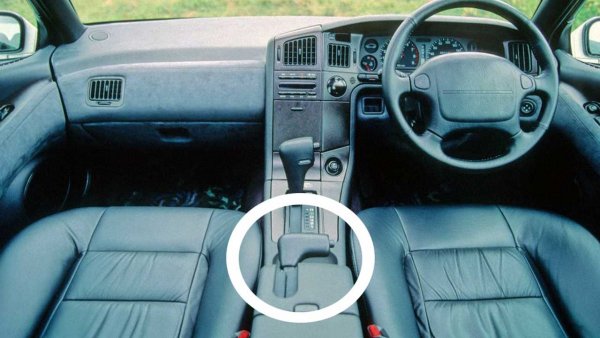 На купето със задвижване на четирите колела Subaru SVX, което се произвеждаше през първата половина на деветдесетте години, лостът на ръчната спирачка бе украсен с извита дръжка с бутон за отключване в края. Изглежда като електронен селектор за управление на мотора на лодки или яхти.