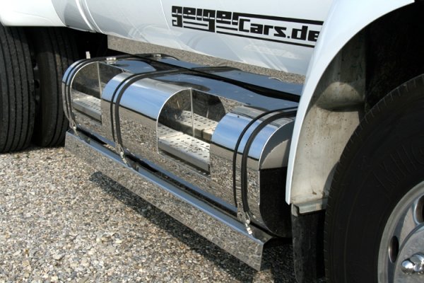 Въпреки това, хромираните резервоари на F-650 събират повече от 400 литра гориво