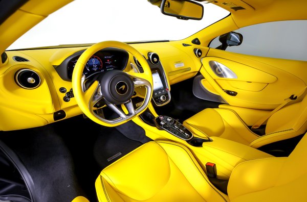 Ето една необичайна комбинация, която плаши купувачите. В случая дилър на McLaren Charlotte от Северна Каролина не може да се отърве от употребявани купе и роудстър. И двете коли са произведени през тази година и имат минимален пробег. 