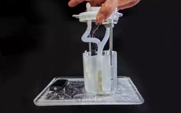 Твърди се, че бензиновата помпа теоретично не може да замръзне, тъй като бензинът остава течен при всяка реална температура. За съжаление, понякога може! Бензинът, разбира се, не замръзва, но водата се натрупва във всеки резервоар за гориво, макар и в малки количества. През лятото няма да има особена вреда от него, но в лют студ не е точно така. А причината е, че модулът на горивната помпа е разположен в долната част на резервоара, за да може ежекторът да засмуква гориво до последната капка.

Ако нивото на натрупаната вода покрие ежектора и ако тази вода замръзне, подаването на гориво ще спре. Критичната дебелина на ледената кора е 8 мм, което не е малко. За да може обаче замръзналата в резервоара вода да деактивира горивната помпа, тя трябва да бъде поне един литър!