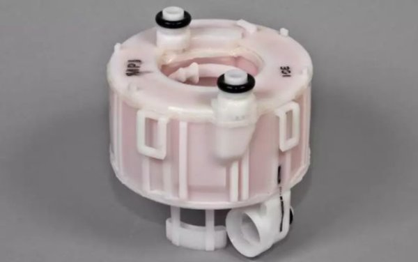 Често се твърди, че старите системи за подаване на горивото са били с по-добра конструкция от съвременните и съответно това ги прави по-здрави. Това обаче не е точно така. Първоначално горивната помпа е разположена близо до резервоара, зад нея е поставен филтър, а след това пречистеният бензин се подава под налягане към двигателя.

Недостатъкът на тази схема са незащитените от корозия контакти на захранването, както и проблеми със "сухото засмукване". Ако например горивото е свършило почти напълно и колата все още е изложена на жегата, тогава стартирането ще бъде трудно, тъй като самозасмукването на вихровите помпи е много слабо.

По-късно горивната помпа е поставена в резервоара, а бензиновият филтър се намира отвън, като това, може би, е и най-доброто решение. В най-модерните системи и горивната помпа, и филтърът са разположени в един модул вътре в резервоара (на снимката) с цел намаляване на разходите. Такава схема е неудобна за подмяна на филтъра, особено ако няма специален люк над резервоара.