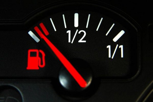 Твърди се, че когато индикаторът за ниско ниво на горивото светне, горивната помпа започва да се износва бързо, улавяйки въздух вместо бензин. Това не е истина. В ситуация, когато бензинът е напълно свършил, двигателят ще спре, а електронният блок за управление почти веднага ще изключи захранването на помпата. 

Експерименти показват, че електрическата горивна помпа работата на „сухо“ напълно спокойно, като дори не прегрява, а консумацията на ток изобщо не се увеличава. Тоест, помпата не се страхува да работи и не се уврежда, когато бензинът бъде изчерпан.
