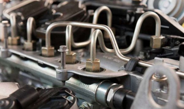 Много шофьори са на мнение, че горивото охлажда и смазва помпата и ако нивото му в резервоара е твърде ниско, това може да доведе до прегряване, износване и евентуални повреди по горивната помпа. Твърди се, че това е особено актуално през лятото.

Това не е истина. Смазочването на бензина е незначително. Ако говорим за ресурса, тогава влиянието на бензина е, че той играе ролята не на лубрикант, а на охладител. Както вече стана ясно, горивната помпа не се нагрява дори на празен ход. Добавянето на 20 литра в резервоара няма да повлияе по никакъв начин.