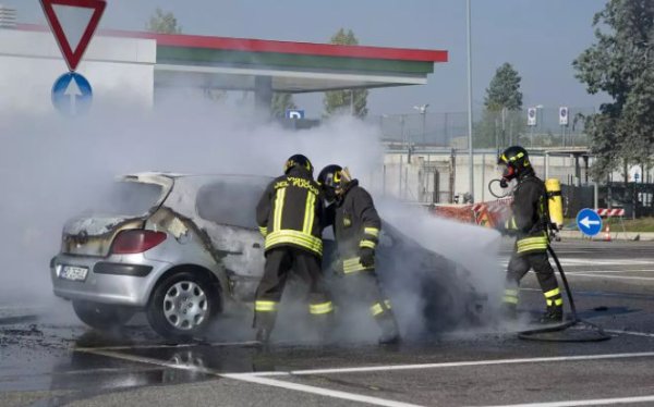 Твърди, че всяка искра от четката на бензиновата помпа може да доведе до пожар и експлозия. Ако беше така, всички автомобили с впръскване на гориво на Земята щяха да изгорят отдавна. Не бива да се бъркат искрите в запалителната система с възможните искри на четката.

За да се запали, горивната смес трябва да е стехиометрична или близка до нея, а в модула на горивната помпа концентрацията на бензиновите пари е непропорционално по-висока от необходимата за запалване. Никоя бензинова помпа, дори и стара, не може да я запали.