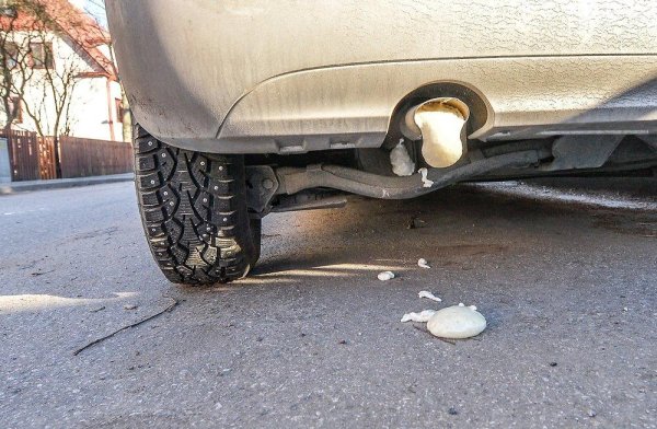 Казват, че ако в резервоара попадне захар, това може да доведе до повреда на горивната система. Смята се, че подобно действия на някой недоброжелател може да запуши горивния филтър или, по-лошо, инжекторите. Съответно, това ще доведе до скъп ремонт.

На теория обаче всичко това е невъзможно, като причината е една - захарта изобщо не се разтваря в бензина и съответно не може да нанесе подобни поражения.