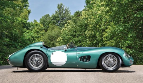 Година на производство: 1956 г.

Цена: 22,5 милиона долара

Още един рекордьор при търговете идва от Великобритания. Aston Martin DBR1 от 1956 г. все още държи титлата на най-скъпата кола от Острова, която е продадена на аукцион. През 50-те години британската компания произвежда само пет екземпляра от DBR1 за състезания. Въпросната кола е първата, която излиза от производствената линия.

„Британецът“ успява да спечели състезанието на „Нюрбургринг“ през 1959 г. Такива легендарни състезатели като Карол Шелби, Джак Брабам и Стърлинг Мос имат късмета да бъдат зад волана на тази кола.

Двувратката е продадена в почти перфектно състояние, включително 2,5-литровия шестцилиндров двигател RB6 с мощност 212 к.с., който е минал основен ремонт. Спортна петстепенна ръчна скоростна кутия е разположена на задната ос в едно устройство с диференциал с ограничено приплъзване.
Колата намира своя купувач през 2017 г. срещу 22,5 млн. долара.
