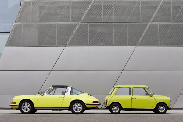 MINI поздрави Porsche за рождения му ден
