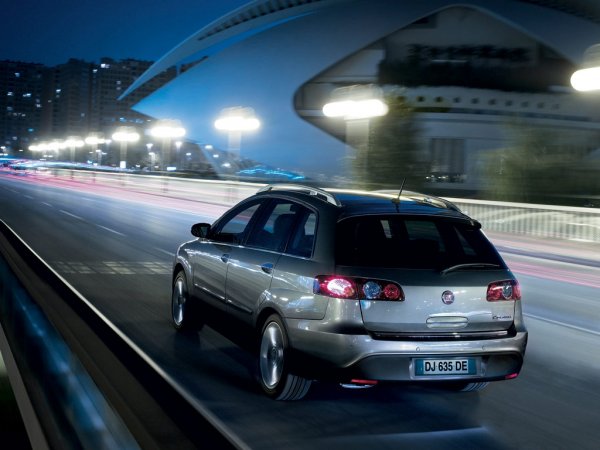 Croma е един от най-просторните автомобили в този клас - дължина 4.78 м, ширина 1.77 м, височина 1.60 м. Колесната база е 2.70 м. 