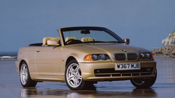 Поколението Е46 на BMW още не е започнало да привлича колекционерите до такава степен, че цените да скочат до небето, както стана с предшествениците му. Тази кабрио версия се продаде за малко над 1000 лири. 
