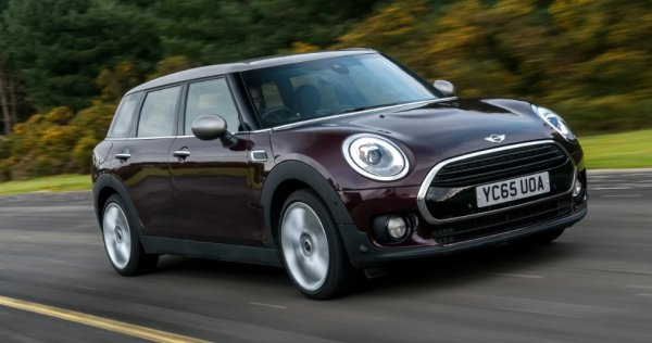 За: Гъвкаво управление с ниски експлоатационни разходи

Против: Тесният интериор и багажник ограничават практичността

Със страхотната си репутация за динамика при шофиране - по-ниското MINI Clubman е най-забавният автомобил тук. Има отлично сцепление и силен контрол, докато бързото управление помага на Clubman да се чувства много по-пъргав от другите два претендента. 

Неговият 1,5-литров трицилиндров двигател няма силата на Skoda, но звучи спортно и реагира бързо. Въпреки това, настройката на твърдото окачване означава, че англичанинът е по-малко спокоен при неравности. Неговата осемстепенна автоматична трансмисия може да бъде малко тромава. Видимостта също не е голяма.