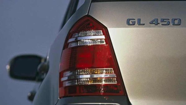 На пръв поглед каросерията на GL отлично се съпротивлява на стареенето. Всъдеходът е боядисан качествено. С напредването на възрастта обаче се появяват скрити проблеми.

Какво да се направи

Предните арки и задните калници са най-уязвими: под декоративните пластмасови лайсни се натрупват мръсотия и влага. Долните ръбове на вратите, капакът на багажника и рамката на предното стъкло също често ръждясват. Всичко това се "лекува" с редовно измиване, особено през зимата, антикорозия на скритите кухини и свалянето на пластмасата за контрол и превенция.
