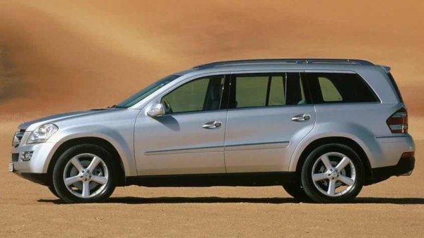 Бензиновият V8 двигател от серията M273 се среща в GL в две версии - 4.7 (340 к.с.) и 5.5 литра (388 к.с.). И двете модификации често изискват внимание след 100 000 километра. Сред типичните проблеми са тракането на двигателя при стартиране, повишен разход на масло, миризма на отработени газове в салона и загуба на мощност.

Какво да се направи

Ангренажните вериги на V8 двигателите се разтягат бързо, особено при модела преди рестайлинга. Освен това са възможни течове изпод корпуса на масления филтър и топлообменника. Към 150 000-200 000 км безобидната пластмасова тапа на цилиндровия блок може да пропусне масло, а "уморените" каталитични конвертори (което може да се улесни и от разтегнати вериги) често се разпадат и разрушават покритието на цилиндъра. Най-доброто решение е редовна ендоскопия, наблюдение на катализатора и подмяна на веригата, преди да настъпят критични последици.
