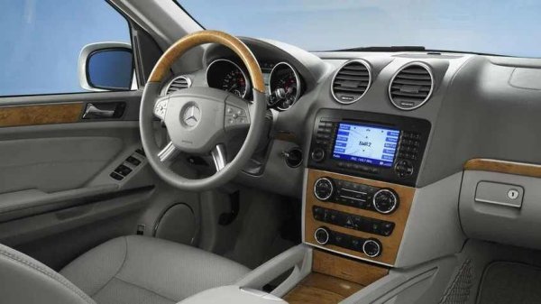 4-литровият V8 дизелов двигател с туин-турбо от серията OM629, който е монтиран на версиите GL 420 CDI и 450 CDI, може да създаде проблеми след 150 000 км. Един от първите тревожни признаци е нестабилната работа на охладителната система. Температурата започва да се повишава дори при спокойно шофиране, вентилаторът често работи на максимална скорост, усеща се загуба на мощност, появява се син дим, възникват грешки в турбото и горивната система.

Какво да се направи

Прегряването за OM629 е критично, води до пукнатини в главите на цилиндрите, надраскване и повреда на буталата. Горивните помпи, инжекторите и турбините често се повреждат. За да се избегнат големи ремонти, е необходимо редовно да се промиват радиаторите, да се проверява състоянието на термостата и помпата, да не се отлага обслужването и внимателно да се следи температурата на двигателя.
