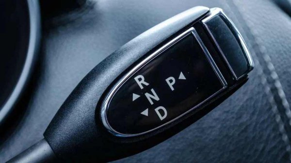 Автоматичната скоростна кутия 7G-Tronic е единствената при Mercedes-Benz GL X164 и с възрастта често създава проблеми. След пробег от 100 000-150 000 километра се появяват потрепвания, приплъзване и превключване в авариен режим.

Какво да се направи

Основната причина е износването на хидравличния блок и повреди в електрониката вътре в кутията. Често помага подмяната на хидравличния блок като цяло. По-рядко антифриз попада в трансмисията през топлообменника. След 150 000 км може да се повреди маслената помпа. Редовната смяна на маслото на всеки 40 000 км е задължителна. В противен случай прегряването и повредата на контролния панел са почти неизбежни.
