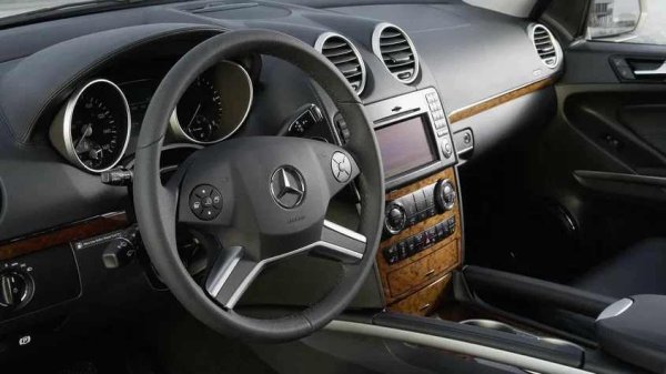 В модела е използвано както хидравлично, така и електрохидравлично сервоуправление. И двата варианта започват да се повреждат с възрастта. След 150-200 хиляди километра са възможни неизправности - воланът става по-тежък, усилието - неравномерно, появяват се течове.

Какво да се направи

При "класическите" системи със сервоусилвател най-често течовете се наблюдават в маркучите и кормилната рейка, докато при електрохидравличните се поврежда помпата. Възможно е също така да има луфт в рейката и заклинване при завъртане на волана. За да забавите скъпите ремонти, е необходимо редовно да сменяте течността на сервоусилвателя на волана, да следите състоянието на маншоните и да предотвратявате корозия на металните тръбопроводи.
