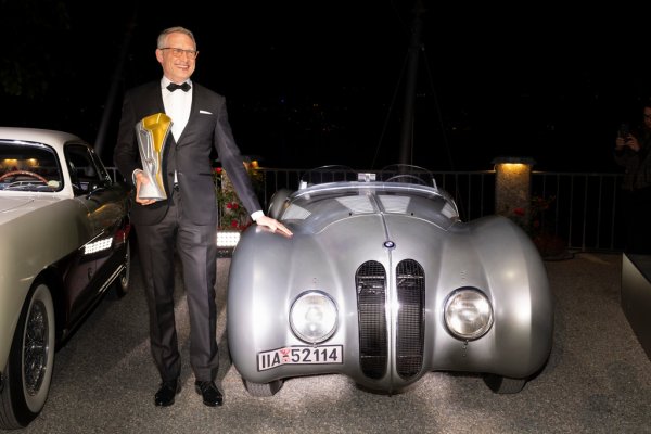 Вече ви разказахме за удивително запазения Mercedes 300 SL Roadster, който спечели Coppa d'Oro - Златната купа, която се присъжда от медиите и публиката във Вила д'Eсте (вижте линка под статията). Но успоредно с нея, на брега на езерото Комо се връчва още една голяма награда - тази на журито, или Best of Show. Тъкмо тя се падна на удивително рядкото Bugelfalte. 

НА СНИМКАТА: Собственикът Стефано Мартиноли с голямата награда на журито във Вила д'Eсте
