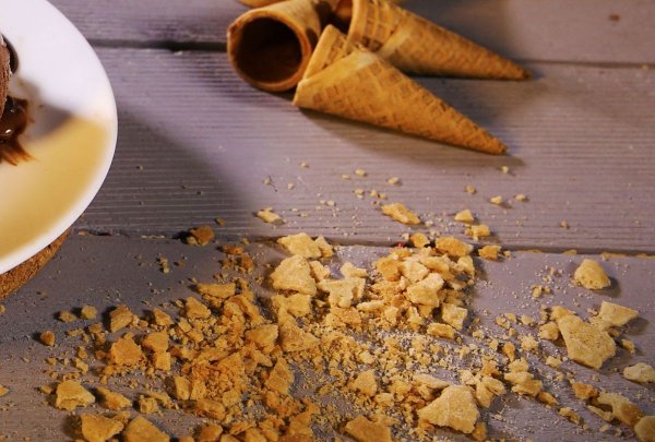 В зависимост от това какъв тип храна сте забравили в колата, се определя колко лоша идея е това. Независимо дали става въпрос за блъскани с химия пържени картофи от верига за бързо хранене, трохи и парченца от сандвич, или дори някое парче месо или зеленчук, това ще се отрази неприятно по много начини.

На първо време идва неприятната миризма. Да си го кажем честно - вонята от развалена храна, завряна някъде между седалките е силна, а за сметка на това се разкарва доста бавно. Другият мил и забавен момент са буболечките - забравената храна привиква рояци мухи, мравки и други буболечки, а нищо чудно да видите и тлъста хлебарка, да се оглежда за плячка по таблото ви.