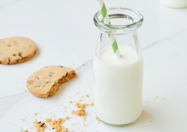 Не е толкова страшно да разлееш мляко, стига да не го разлееш в автомобила си. Когато това се случи в топло време, ще си докарате един дълъг кошмар. Миризмата на вкиснало мляко се напоява толкова силно по повърхностите, особено по мъхестите стелки, че ще трябват месеци и няколко измивания, за да изчезне.

Но ако си мислите, че през зимата е по-добре, представете си какво става с мляко, което се е разляло, замръзнало, при някой топъл ден втечнено и пак, и пак. Така ще се напои в текстила на колата, че когато стане жега, ще е почти невъзможно за почистване.