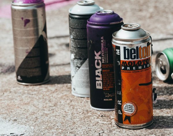 Ясно е, че не пътувате постоянно с набор спрейове под ръка, освен ако не сте ултрас и не тръпнете да изпишете името на любимия футболен отбор под някой мост, или на някоя табела. Но със сигурност мнозина от нас си носят дезодоранти, а нежната част от човечеството и всякакви спрейове и лакове за коса и тяло.

Сигурни сме, че знаете колко опасен е, например, един спрей за коса на жегата и каква беля може да направи ако гръмне, но далеч не е безопасно да стои там и при температури под нулата. По относително същата причина като в топлото време.