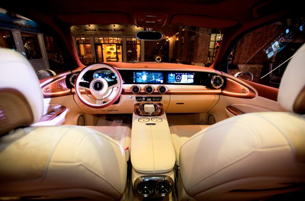 Ако външният вид е направен в ретро-стил, тогава интериорът ще предлага модерни функции. В него има дървени детайли, както и мнго хромирани елементи, чиято цел е салонът да изглежда антично.