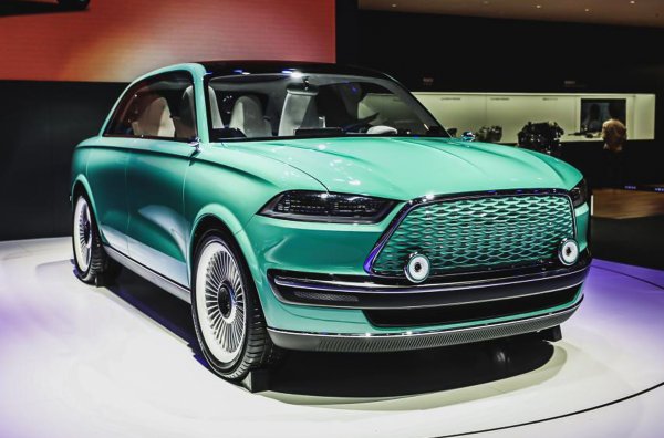 Преди няколко години на изложението в Пекин китайците представиха електрическа концепция в стила на автомобилите от 50-те години. Визията е създадена от Фил Симънс, който две години по-рано се премести от Land Rover в Haval (подмарка на Great Wall).