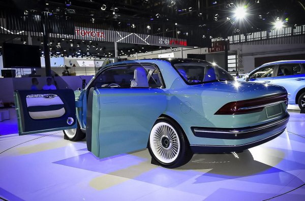 Външните огледала са заменени от камери, картината от които се показва на централния сензорен екран. 