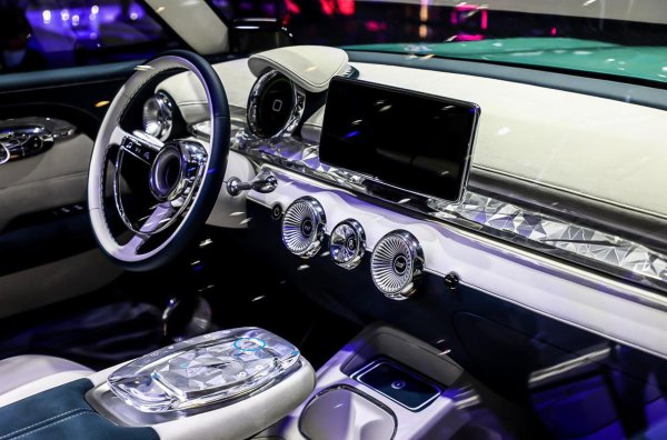 Автомобилът е оборудван с адаптивен круиз-контрол и автопилот от трето ниво, който може да управлява автомобила, да го ускорява и спира в някои ситуации - например по магистрали. 