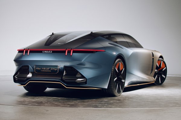 Серийният вариант ще се предлага в хибридни модификации със и без презареждане. Задвижването ще става с бензинов двигател на предната ос и електромотори на задната, като в замисимост от батерията пробегът само на ток ще бъде 60, 100 или 150 км. Ускорението от 0 до 100 км/ч ще отнема под 5 секунди.