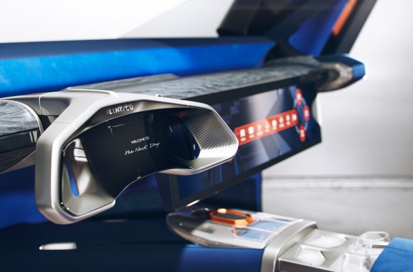 Вътре има чифт дисплеи, единият от които е интегриран във волана. Покривът е стъклен, а отвътре можете да проектирате изображение върху тавана. Няма средни стелажи, а интериорът е с четири места. 