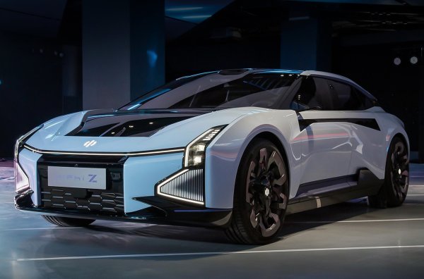 Марката, създадена от Human Horizons, започна да тества втория си модел - футуристичен електрически седан. Серийната версия е почти идентична с миналогодишната едноименна концепция, с изключение на това, че осветителната технология ще бъде различна, а страничните камери ще отстъпят място на конвенционалните огледала. 