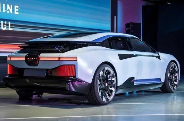 Машината е базирана на скейборд-платформата HOA (Human Oriented Architecture). Създателите на автомобила обещават напълно контролирано шаси и автономна система за управление HiPhi Pilot с 31 сензора и 5G. 