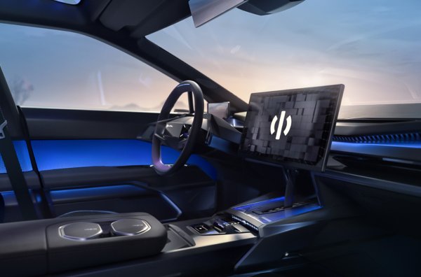 В интериора има голям централен екран с диагонал от 16,9 инча и правоъгълна виртуална кутия. Задвижването ще става с агрегата на кросоувъра HiPhi X, който разчита на два електромотора с мощност 268 к.с. и батерия с капацитет 96 кВт/ч. Всъдеходът ускорява от 0 до 100 км/ч за 3,9 секунди.