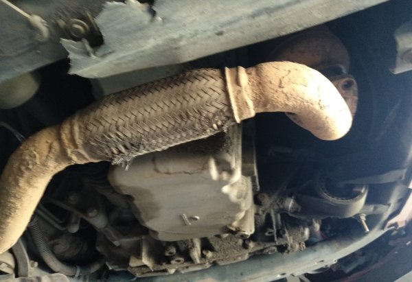 Също така би било добре да проверите състоянието на задната част на автомобила, където се намират крепежните елементи на изпускателната система. Случва се те да изгният през зимата.

Често по време на шофиране по черни пътища елементите на изпускателната система се повреждат. Вдлъбнат ауспух или тръби все още не са опасни. Ръждив ауспух може просто да изгори, но повреденият катализатор трябва да послужи като предупреждение за собственика. Въпреки че е &bdquo;скрит&ldquo; в специална ниша, той понякога получава удари върху неравности, поради което крехката керамична пчелна пита може да се напука и да се разпадне. 

Пясъкът и отломките вътре в катализатора предотвратяват преминаването на газове, причиняват прегряване и повреда на клетките, а при някои двигатели абразивният прах дори се засмуква в горивните камери с риск от повреда на стените на цилиндрите. Това се случва при двигатели с катализатор, разположен вътре в двигателното отделение.
