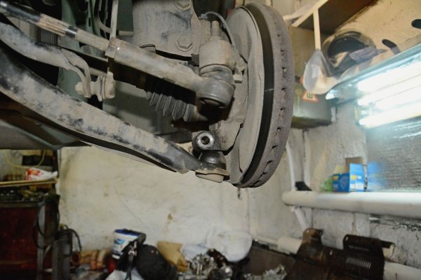 При свалени колела частите на окачването също виждат ясно. Можете лесно да проверите носачите, шарнирите, накрайници, сайлент-блокове, втулки, тампони др. За да се оцени състоянието на елементите е добре те да бъдат измити и внимателно прегледани, така по-лесно може да бъдат открити проблеми, които са се появили през зимния период.

Препоръчва се ремонтът на повредените детайли да не бъде отлаган за по-късно, както правят някои шофьори. Окачването влияе не само на поведението на превозното средство на пътя, но и на безопасността му, която не трябва да бъде пренебрегвана.