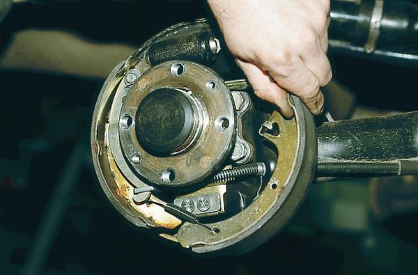 Обърнете внимание на жилото на ръчната спирачка. Неизправността на този механизъм е свързана с попадане на вода в защитната изолация и окисляване на нишките на стоманения кабел. Корозията предотвратява движението му и води до разкъсване, ако се приложи прекомерна сила. Ето защо е толкова важно своевременно да се открият всякакви нарушения в целостта на жилото, през които може да проникне влага и те да бъдат изолирани.